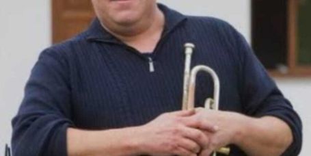 Eduardo Cundins seguirá brillando con su trompeta en la gira 2026 de la Orquesta Sinfonía